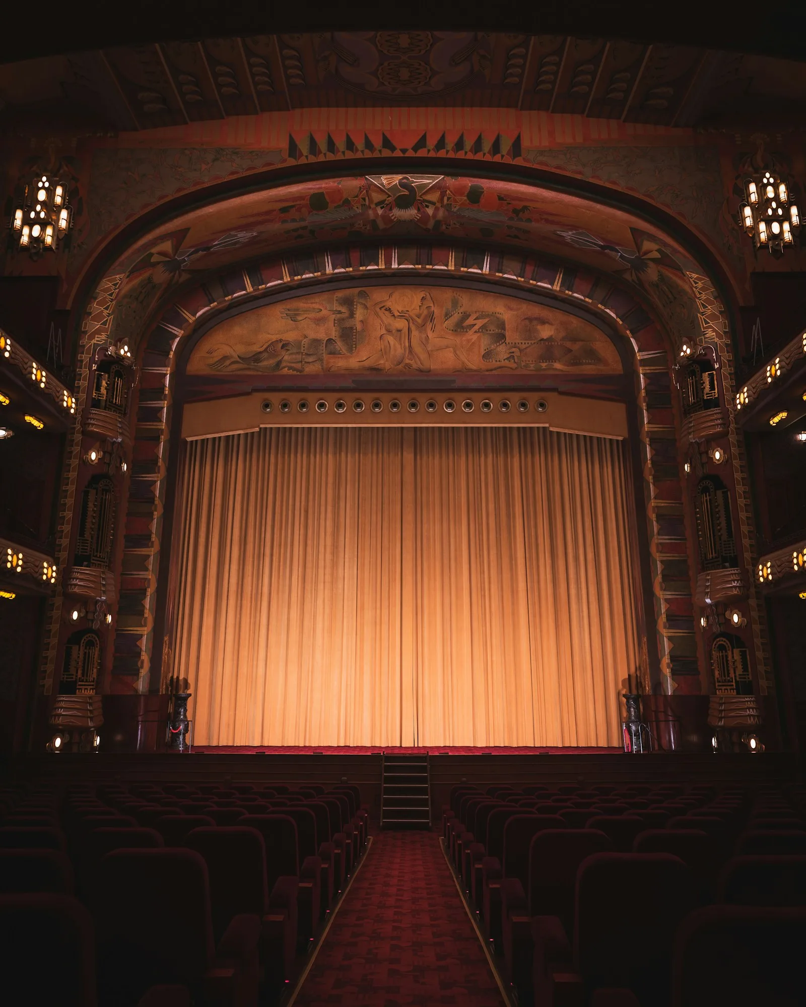Théâtre à l'italienne, rideau doré éclairé, dans l'esprit du blog Le Cocon